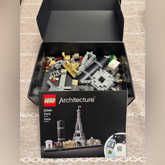 LEGO Architecture Paris Skyline Set with Black and Gray (Read description) - Picture 2 of 2